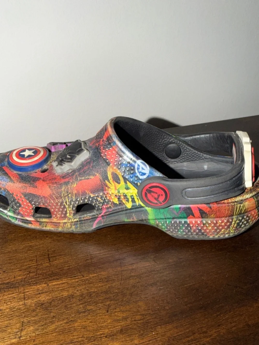 Crocs Marvel Avengers Unisex Kids w/ Marvel Symbol Charms Graffiti Style Sz C 11